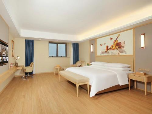 1 king bed, 1 twin bed