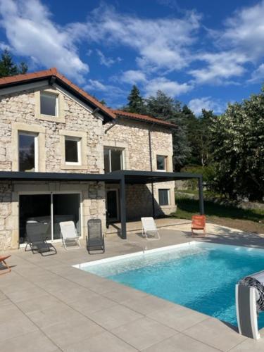 Gite authentique au coeur de Blavozy avec piscine privée, jacuzzi et terrain de pétanque (Gite authentique au coeur de Blavozy avec piscine privee, jacuzzi et terrain de petanque) in 布拉瓦濟