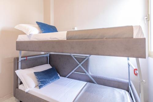 1 queen bed, 1 bunk bed