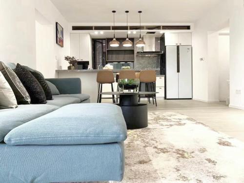 Eastern Hub - Jing'an Temple Branch Stylish 3bedrooms in Bustling Location Surrounded by Trendy Bistro and Bar Street, Only 100m from Subway, Szanghaj