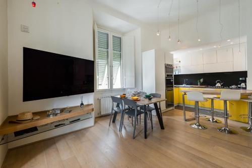 Quiet Designer Flat with Private Rooftop Terrace, Florencja