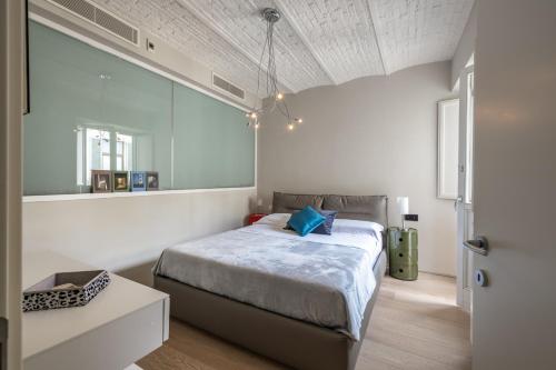 Plato's Sofa Room Type - Two-Bedroom Apartment Split Level