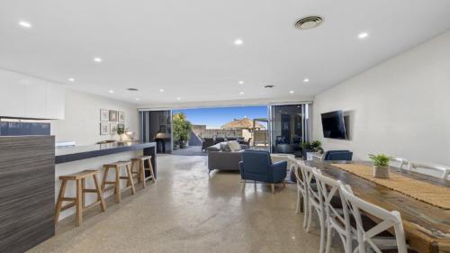 Beachfront #12 - Direct Beach Access, Pet Friendly, 5Bed 4Bath, Sapphire Beach (foto 9)