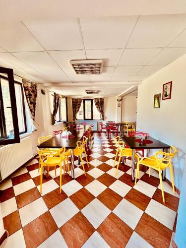 Restaurant, Pensiunea Roua in Poiana Tapului