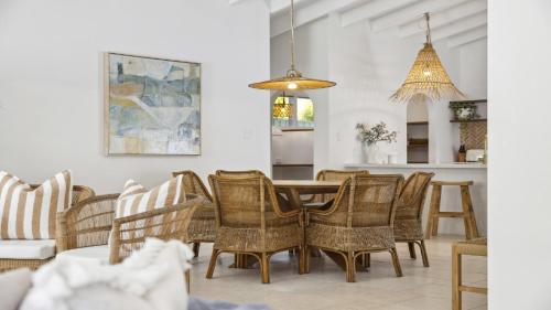 Létesítmények, Sojourn - Pool Oasis, Designer Home, opp Beach in Sandy Beach