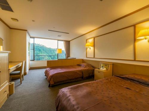 2 twin beds, 3 futon beds