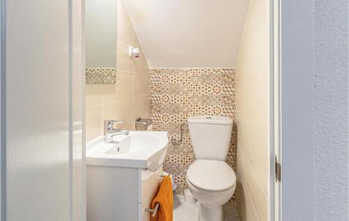 Awesome home in Málaga w/ WiFi and 2 Bedrooms - image 5