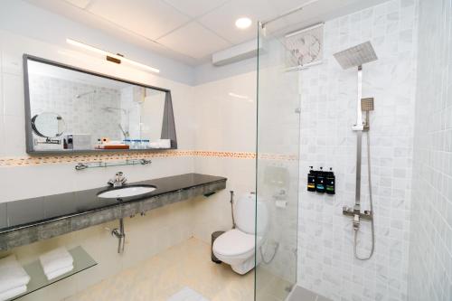 Deluxe Room (Free Return Airport Transfer & 10% discount on Food & Beverage) image 1