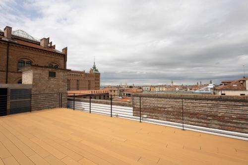 Venice Penthouse - Loft with Canal View, Venezia (foto 6)