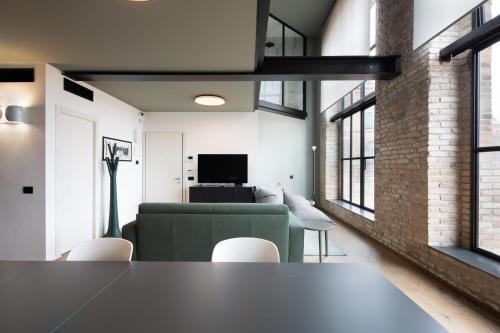 Venice Penthouse - Loft with Canal View, Venezia (foto 7)