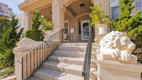 Luxe Beach Estate - 4 Bedrooms and 3 Bathrooms in Atlantic City, USA