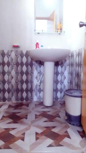 Standard Double Room image 6