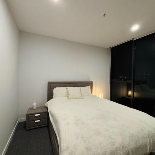 Cozy 1 Bedroom Apt Parkside Pool Gym Parking close CBD in Parkville