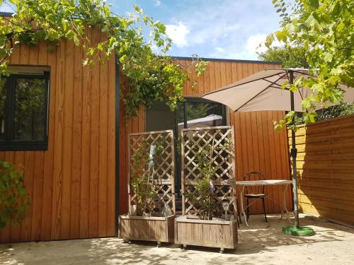 La Jolie Longère Fleurie Tiny house avec piscine et jardin chambre d'hôte Ferrières