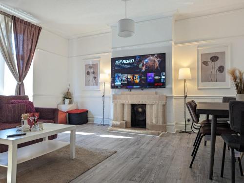 Beautiful 4 Bedroom Apartment - Sleeps 12 people