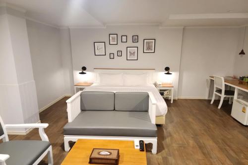 โรงแรมเจเพลซ (J Place Hotel) near สถานีรถไฟฟ้าใต้ดินลาดพร้าว