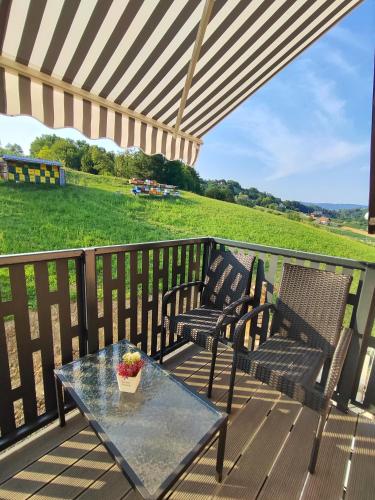 สภาพแวดล้อมโดยรอบ, Happy Moments 2 in ตราโคสชัน