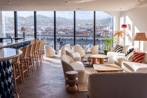 Bar/lounge, DoubleTree by Hilton Nice Centre Iconic near Eglise De Sainte Jeanne D'arc