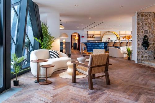 Bar/lounge, DoubleTree by Hilton Nice Centre Iconic near Eglise De Sainte Jeanne D'arc