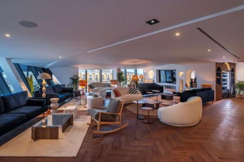 Bar/lounge, DoubleTree by Hilton Nice Centre Iconic near Eglise De Sainte Jeanne D'arc