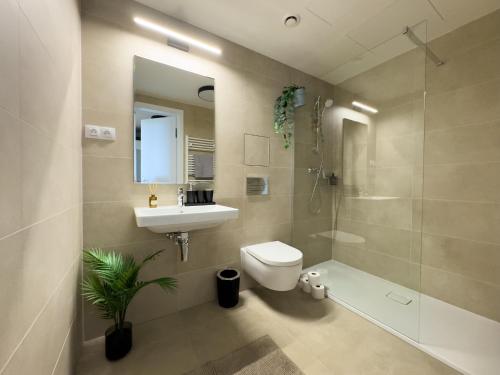 Central Riverside Apartment - Free Parking, Прага (фото 5)