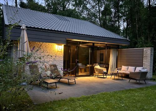  Vrijstaande luxe vakantiewoning met Jacuzzi, grote tuin, veel privacy en prachtige natuur in Geesbrug