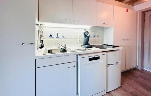 кухня, Stunning Apartment In Bredene With Wifi in Бредене