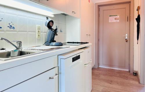 кухня, Stunning Apartment In Bredene With Wifi in Бредене