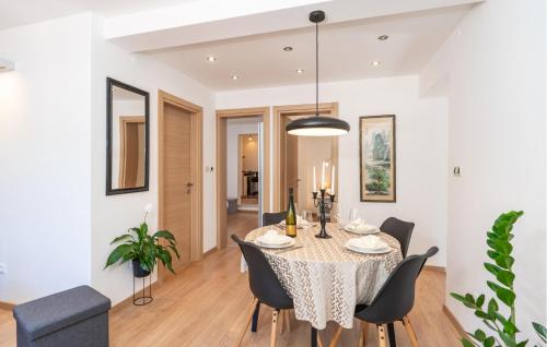 Beautiful Apartment In Sustjepan