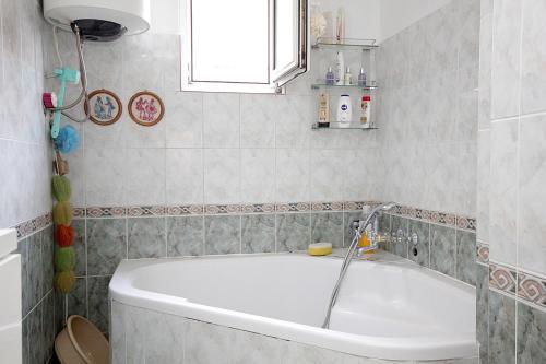 ห้องน้ำ, Apartmani Stari Grad in ซูโตมอเร
