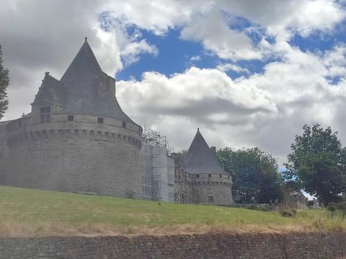 Studio avec patio en centre-ville in Pontivy