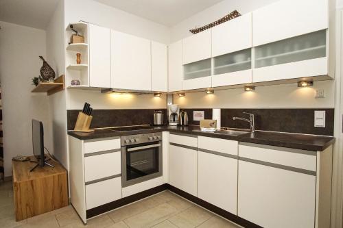 Terrasse, gratis Nutzung vom AHOI Erlebnisbad und Sauna in Sellin - Villa Antje FeWo 04, Göhren (fotografie 9)