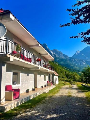 Lazer Çardaku Guest House (Lazer Cardaku Guest House) in Valbonë