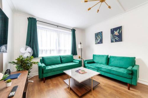 Modern 3BR Escape in Prime London Spot, Londyn