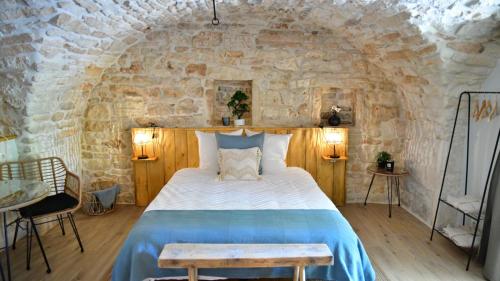 Le Mas de la Pouzolle - Chambre en cave voutée avec petit déjeuner (Le Mas de la Pouzolle - Chambre en cave voutee avec petit dejeuner) in Le Garn