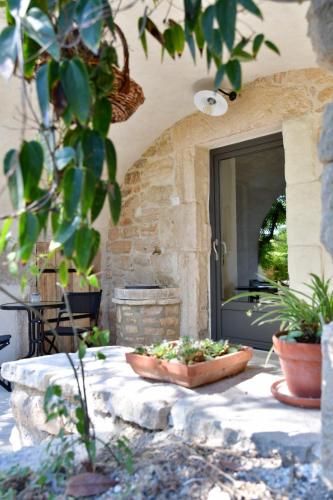 Le Mas de la Pouzolle - Chambre en cave voutée avec petit déjeuner (Le Mas de la Pouzolle - Chambre en cave voutee avec petit dejeuner) in Le Garn