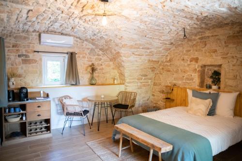Le Mas de la Pouzolle - Chambre en cave voutée avec petit déjeuner (Le Mas de la Pouzolle - Chambre en cave voutee avec petit dejeuner) in Le Garn
