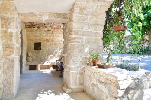 Le Mas de la Pouzolle - Chambre en cave voutée avec petit déjeuner (Le Mas de la Pouzolle - Chambre en cave voutee avec petit dejeuner) in Le Garn