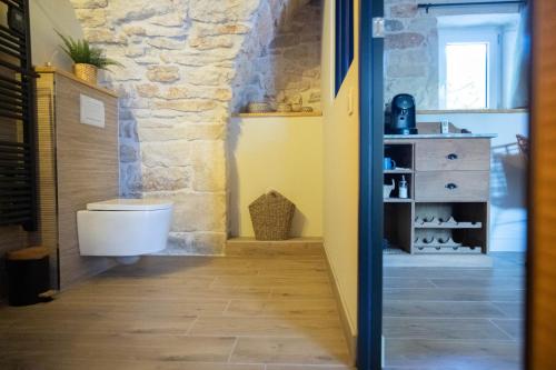 Le Mas de la Pouzolle - Chambre en cave voutée avec petit déjeuner (Le Mas de la Pouzolle - Chambre en cave voutee avec petit dejeuner) in Le Garn
