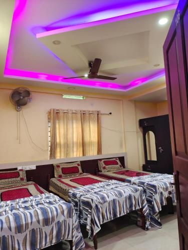 3 twin beds