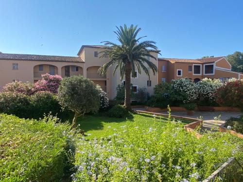 2 bedrooms, 15 min walk to beach, AC, pool & fiber internet in a quiet, private gated domain 5kms to St Tropez, Cogolin (Foto 10)