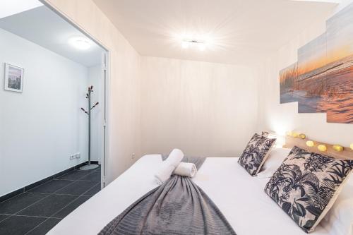 Large & Quiet 1 Bdr at Nice Port