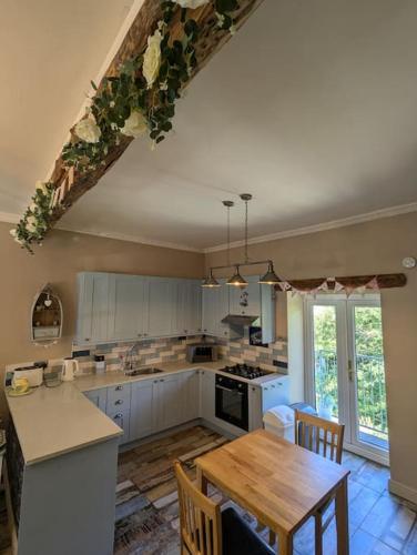 virtuve, The Old Shop Cottage, Llandudno in Penrhyn Bay