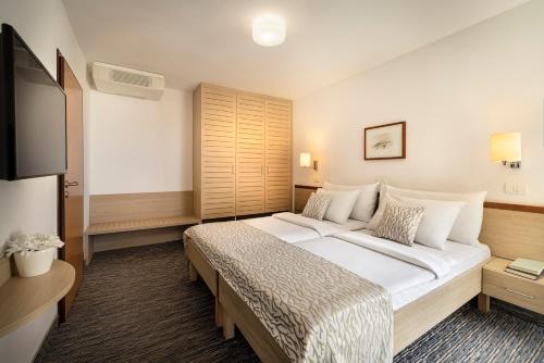 2 twin beds, 1 sofa bed