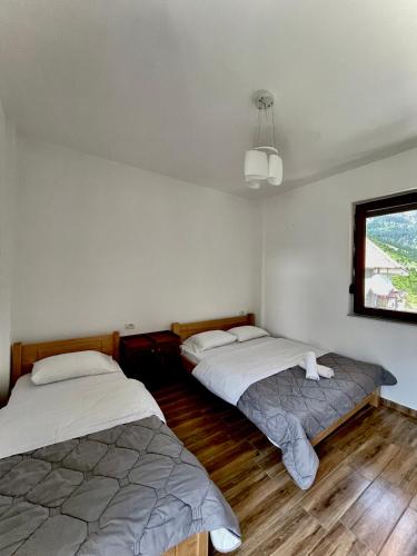 Lazer Çardaku Guest House (Lazer Cardaku Guest House) in Valbonë