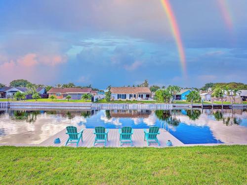 NEW Stunning Delray Waterfront Oasis - Heated Pool, Spa, Canal, Dock, Huge Patio, Pool Table! in Delray Beach, USA