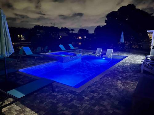 NEW Stunning Delray Waterfront Oasis - Heated Pool, Spa, Canal, Dock, Huge Patio, Pool Table! in Delray Beach, USA