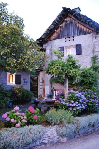  Casa Bruja Tradizionale Rustico Ticinese in Mergoscia