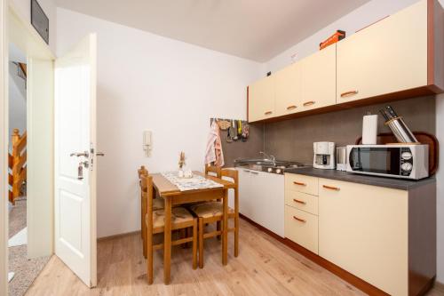 Cocina, Apartments Zdravko in Okrug Gornji