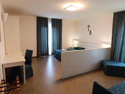 1 queen bed, 3 twin beds